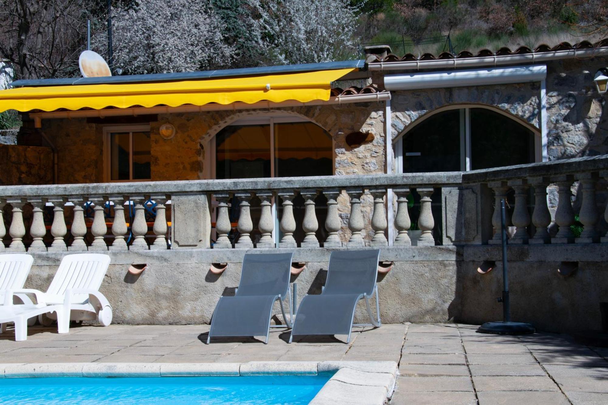 Gasthaus Les Grands Pres Des Baronnies La Roche-sur-le-Buis Exterior foto
